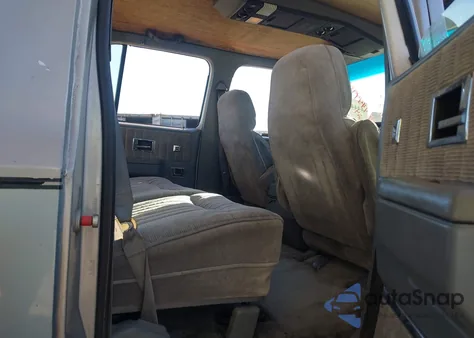 1989 GMC Suburban R15 Conventional z USA, uszkodzony, nr VIN 1GKER16K7KF534224